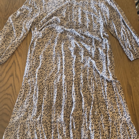 Black & White Floral V-Neck Tiered Midi Dress - Picture 5 of 5